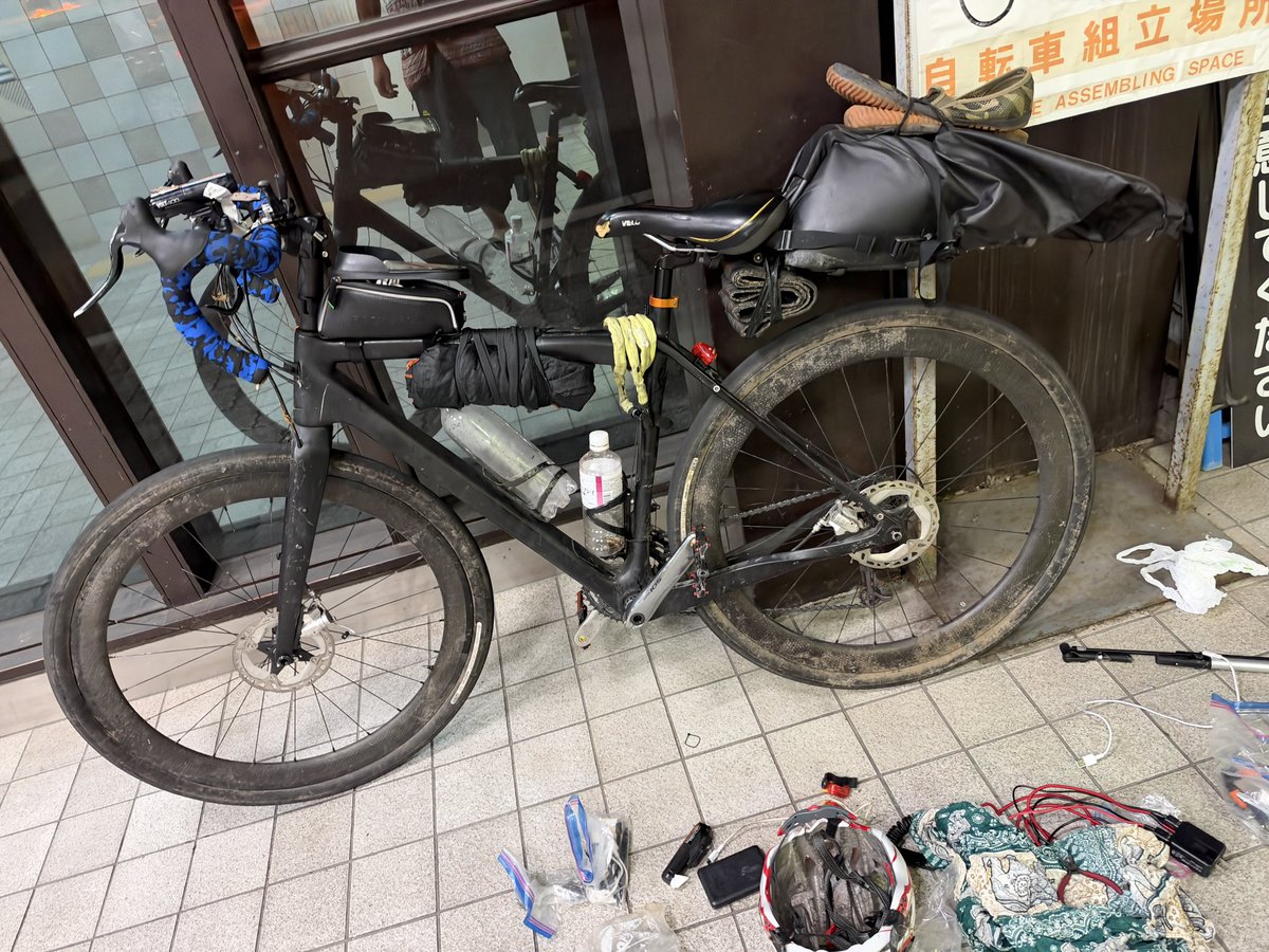 kitashizuo1's tweet photo. ちょっとやらかしました
新尾道駅から新幹線の終電で名古屋に帰ろうとし、前後輪外して輪行袋に入れようとしたところ、
六角レンチを紛失して、前後輪外せずで帰れませんでした
ダイソーの閉店時間数分前に、六角レンチはゲットしましたが、終電新幹線には間に合わず、払い戻しました
始発で帰ります https://t.co/EJ5p96AYrt