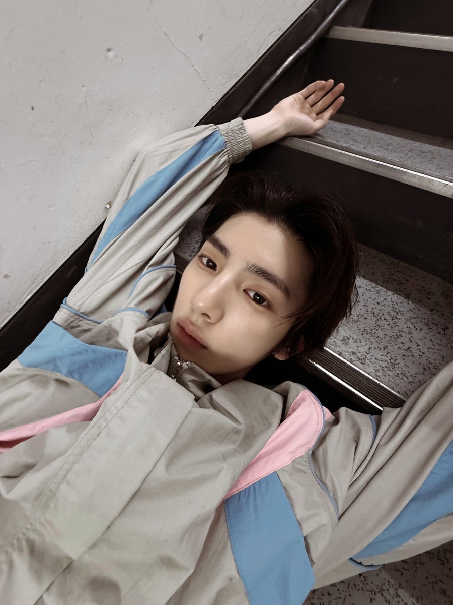 jzuhoon's tweet photo. From the stage to the stairs. https://t.co/Sp9LB5mTAO