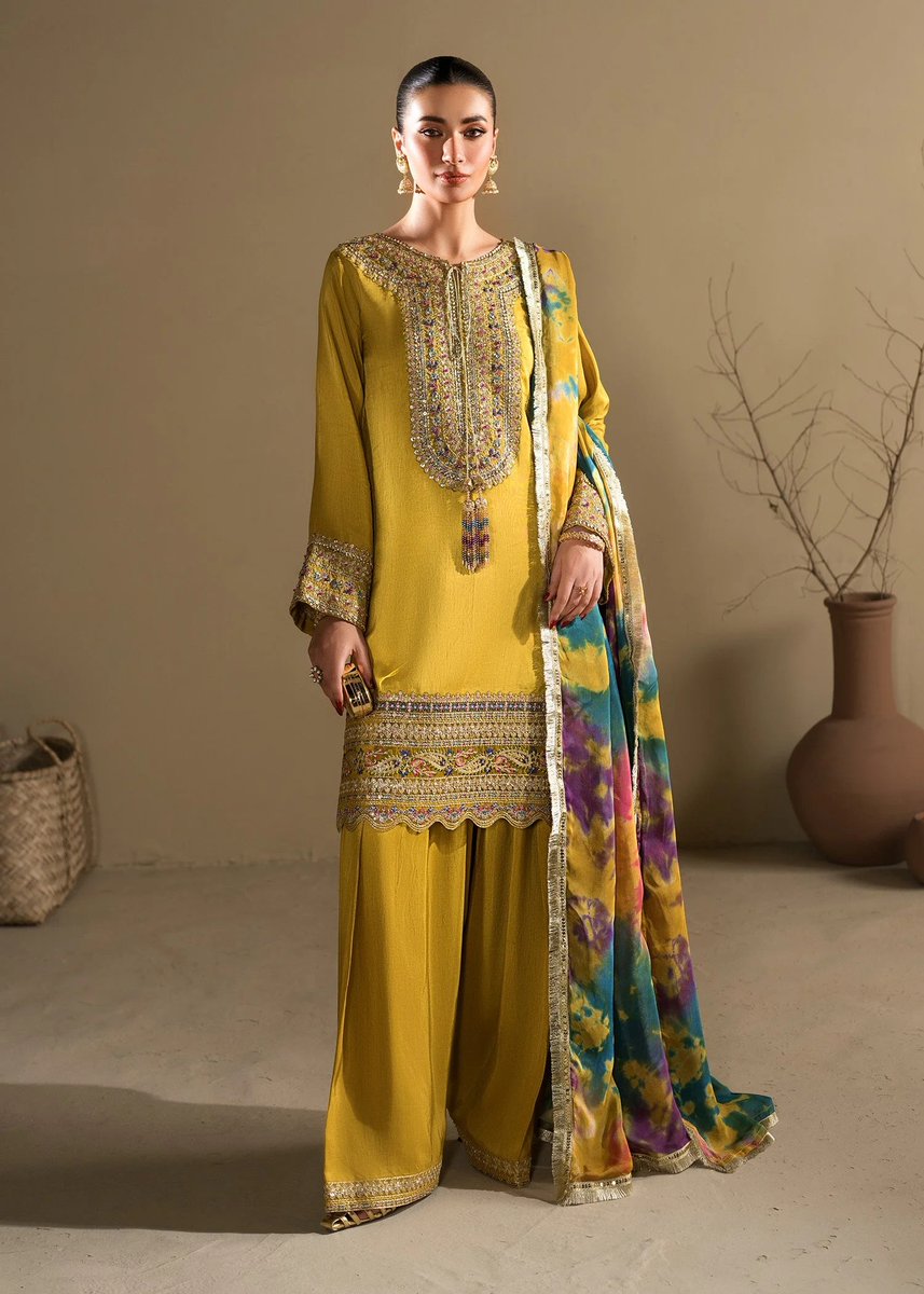Dream_Fashions's tweet photo. Mustard formal drama with farshi flair ✨
2619 | FZ-2619 — ₨ 13,607
Shop now at https://t.co/nIteqzxYNa
#DreamFashions #PakistaniSuits #FormalSuits #PretWear #EmbroideredSuits #WeddingGuestOutfit #WomenFashionPakistan #KarachiFashion https://t.co/371oEIHRX2