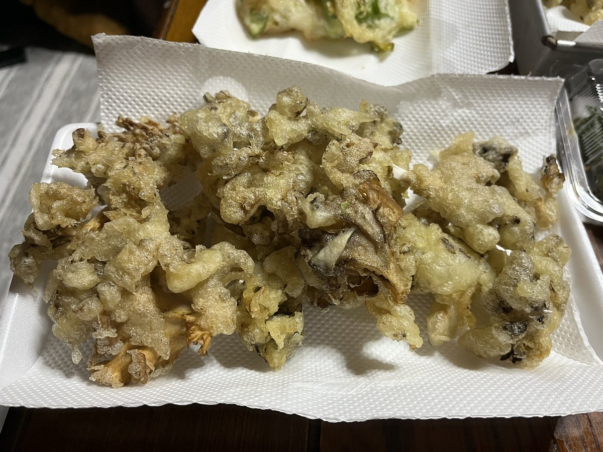 kakoumaya's tweet photo. 今年も栽培マイタケが採れました🍄香りは天然物より劣りますが、香りと食感を楽しめるきのこです
天ぷらや煮物、汁物、炒め物、炊き込みご飯と幅広いお料理で楽しめます
私共も晩ご飯に天ぷらにしていただきました🙏噛むごとに上品な香りが楽しめました🥹秋の味わい、ご馳走さまです🙏 https://t.co/67Ux7jR60m