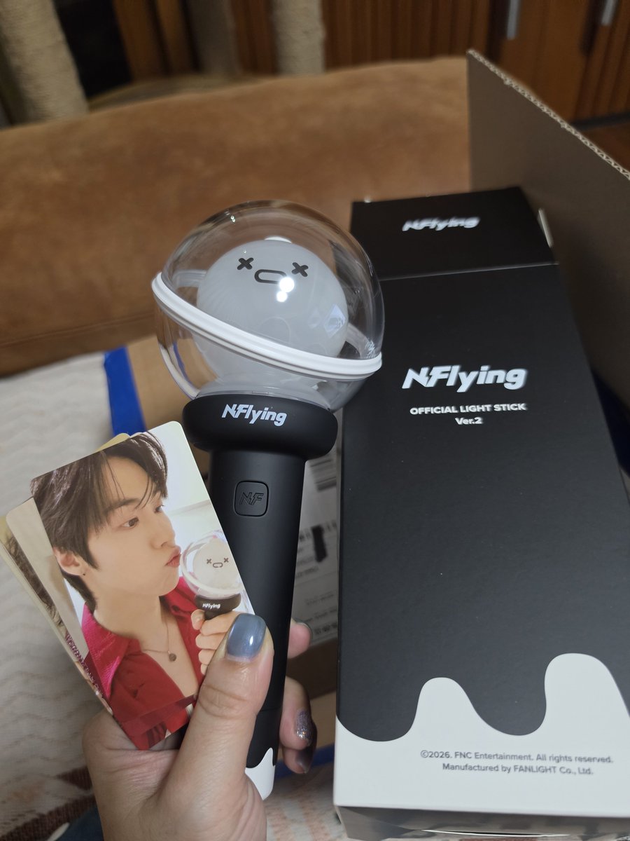 CNBSHOP's tweet photo. แท่งไฟ #Nflying  1,590 บาท ของใหม่ยังไม่แกะ พร้อมส่ง 1 อันสั่งเกิน รับได้หน้าคอนวันเสารฺนี้ ไม่ต้องมัดจำ จ่ายตอนรับได้เลย 
#Nfia #into_rem_in_bkk #엔��라잉 https://t.co/mh8E2uV7GC