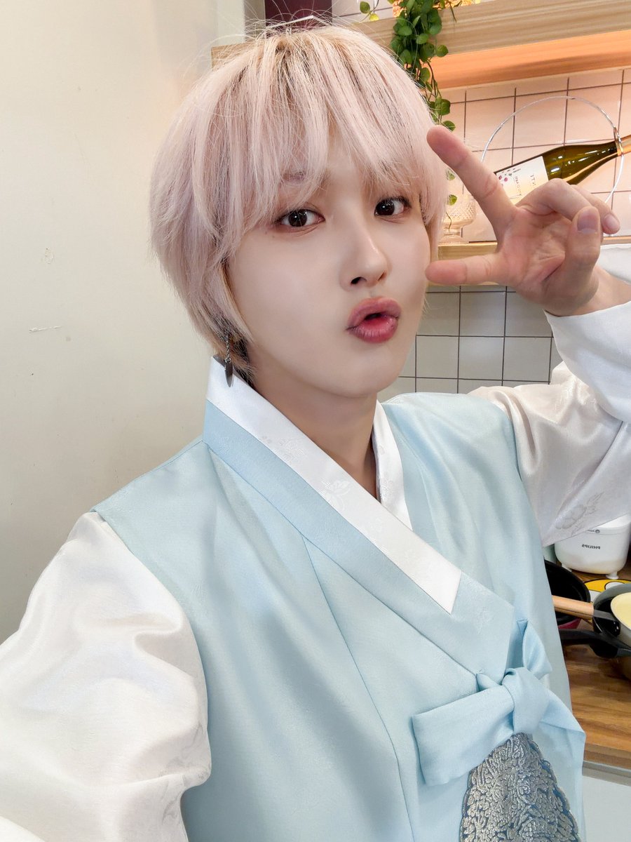official_ONEWE's tweet photo. [#기욱]

내 볼 같은 송편 많이 먹구
푹 쉬다가 다시 만나 🫶🏻
즐추얌!

#ONEWE #원위
#GIUK #추석 https://t.co/geRneUwkPj
