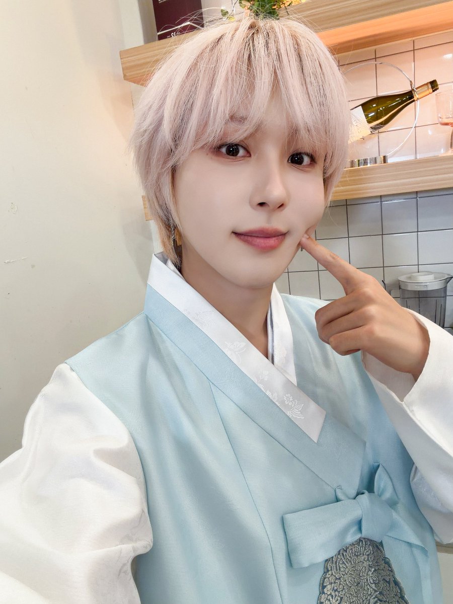 official_ONEWE's tweet photo. [#기욱]

내 볼 같은 송편 많이 먹구
푹 쉬다가 다시 만나 🫶🏻
즐추얌!

#ONEWE #원위
#GIUK #추석 https://t.co/geRneUwkPj