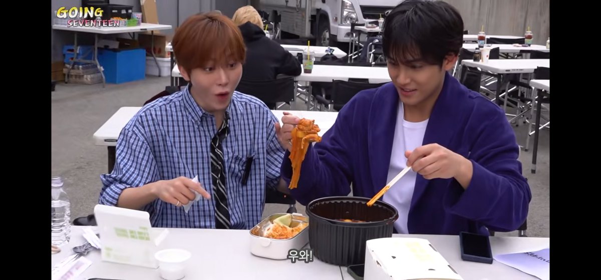 comeaflove's tweet photo. 부승관한테 민규 최고로 형처럼 보이는 순간:찜닭 개마니 퍼줄 때 https://t.co/em497dt58i