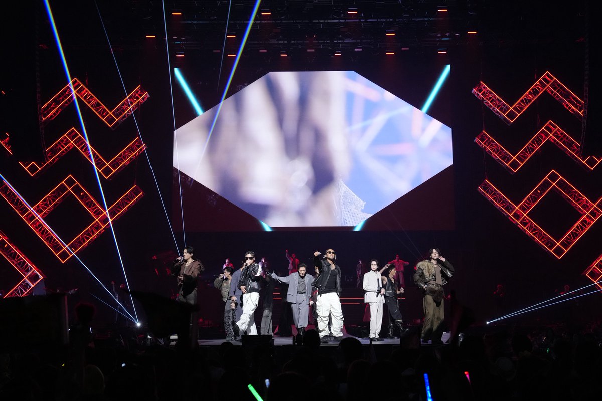 CultureCruise's tweet photo. [Report]

ステージフォト到着📸

"HiGH&LOW 10th ANNIVERSARY FEVER"

Kアリーナ横浜で2Days開催🏟️
7組55名が集結、全35曲を披露

🔗https://t.co/ldnnRqTE1j

▼出演

EXILE THE SECOND
DOBERMAN INFINITY
THE RAMPAGE
FANTASTICS
BALLISTIK BOYZ
PSYCHIC FEVER
Girls²

#HiGH_LOW
#ハイロー
#ハイロー10周年