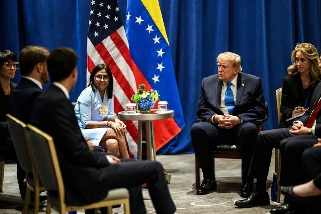 CATERINAV's tweet photo. #23Sep Donald Trump y Delcy Rodríguez se reunieron.

Al encuentro INFORMAL A PUERTA CERRADA asistieron Marco Rubio, Scott Bessent, Susie Wiles y Stephen Miller.

Rodríguez habla de “cooperación en áreas estratégicas como energía, minería, seguridad”.  Trump aún no se ha pronunciado tras reunión. 

La respuesta la tendremos seguramente en los próximos días en acciones en Venezuela.

Ayer en la ONU varios líderes dijeron a Trump “gracias por lo que hiciste el 3 de enero pero queremos Elecciones  democráticas en Venezuela”.