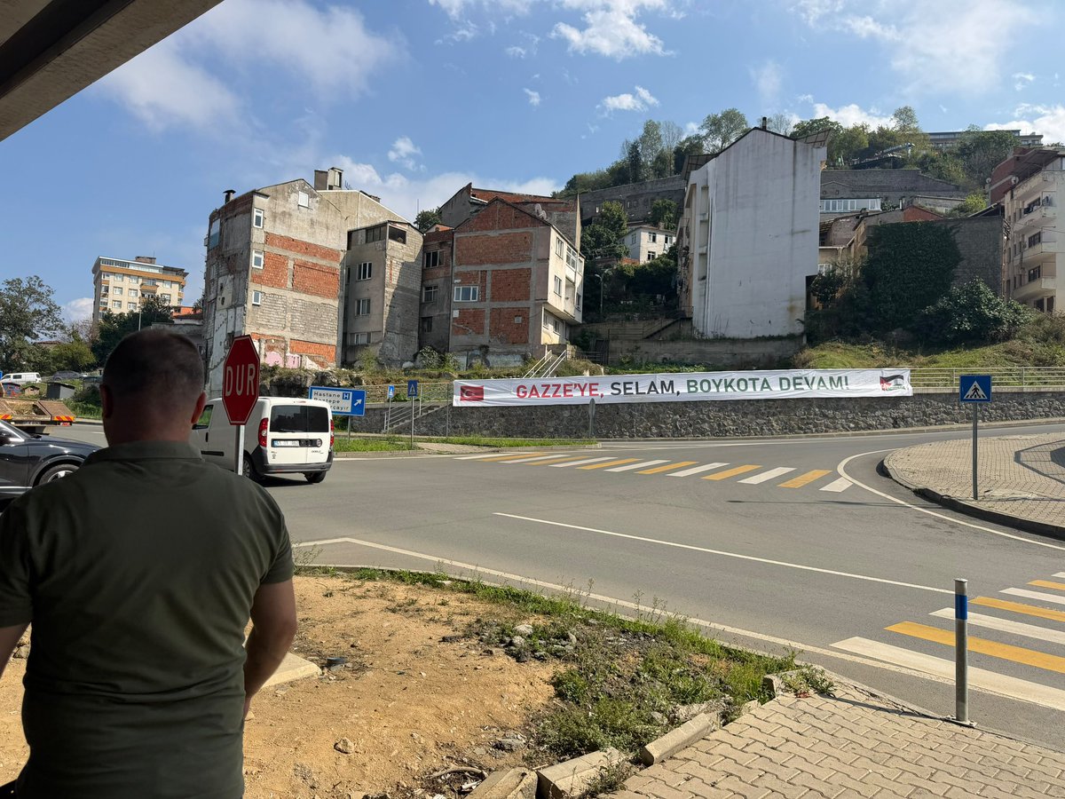 JanBaskan61's tweet photo. Galatasaray maçında açtığımız Filistin pankartlarını şehrin farklı noktalarına astık. 🇵🇸 https://t.co/Q5ocAEmi6o