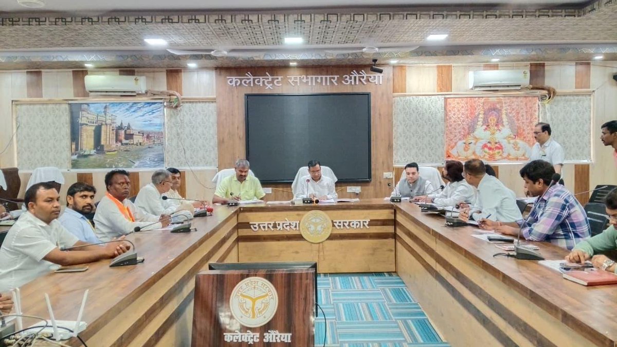 DMAuraiya's tweet photo. आगरा खण्ड शिक्षक एवं स्नातक निर्वाचन क्षेत्र के द्विवार्षिक निर्वाचन-2026 के संबंध में जिलाधिकारी बृजेश कुमार की अध्यक्षता में कलेक्ट्रेट स्थित मानस सभागार में राजनैतिक दलों के प्रतिनिधियों के साथ बैठक कर सम्पूर्ण प्रक्रिया को पारदर्शी व निर्विघ्न करने हेतु विस्तार से चर्चा की गई https://t.co/ejXSIaw2GZ