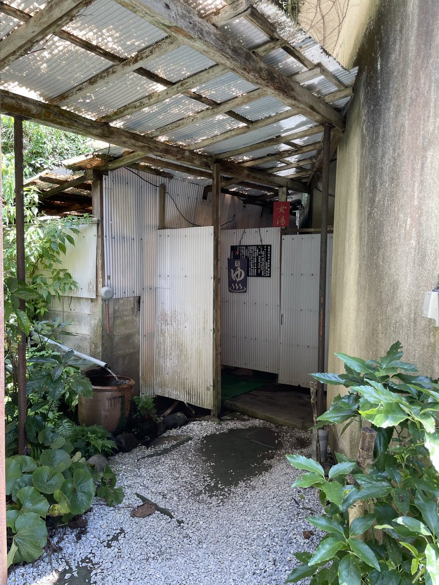 liv_roccyo's tweet photo. 秀水湯（しゅうすいゆ）【霧島（鹿児島）】

茶色の湯の華がゴッソリと舞うお湯は金気臭しっかり。味はまろやかさを感じるツルスベ系のお湯。湯温40℃届かないくらいで入りやすい。主浴室の向かいにぬる湯と水風呂あり。温泉好き以外に勧められる温泉ではなけど秀逸。Tier1
2026.7月訪問 https://t.co/yGfGDTwaGQ