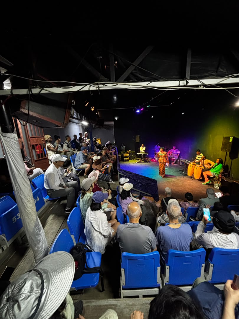 VisitSL's tweet photo. Yesterday, 22 September, we welcomed 100+ cruise expedition guests to experience a taste of Sierra Leone. 🇸🇱

From Freetown’s rich history and Bunce Island to the wildlife of Tacugama Chimpanzee Sanctuary and vibrant cultural performances at the Balanta Academy, Liverpool Street, our guests experienced the history, nature and culture that make Sierra Leone special.

Despite the rain, it was a beautiful day filled with exploration, cultural entertainment and memorable moments. 

Thank you for choosing to discover Sierra Leone with us. Until next time! 👏🏾

#VSLTravel #VisitSierraLeone #SierraLeone #CruiseExpedition #Freetown #BunceIsland #Tacugama #CulturalTourism #DiscoverSierraLeone #SaloneX