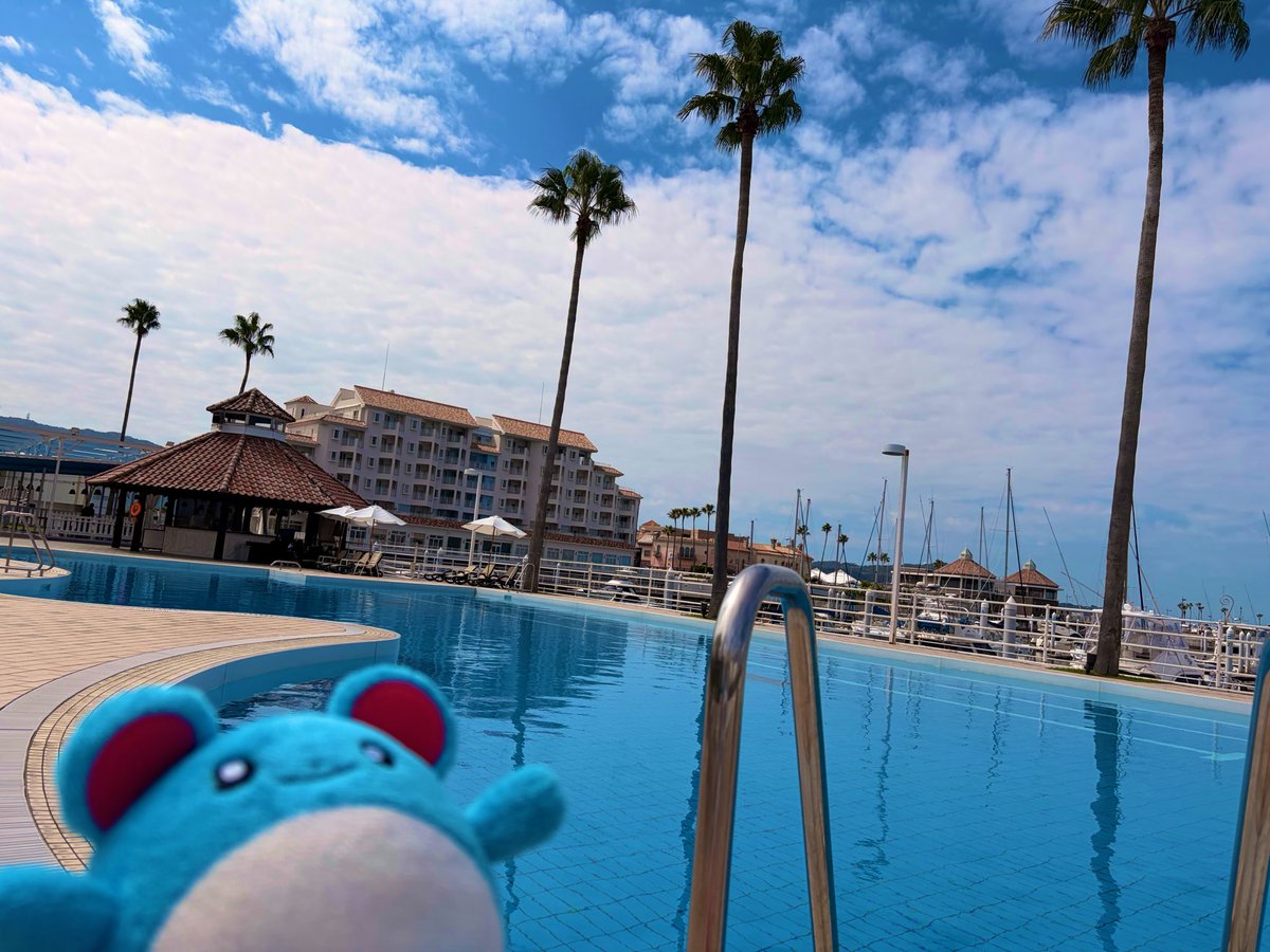 hungry_kirby's tweet photo. プールサイドでくつろぐマリ https://t.co/khXDV52WdJ