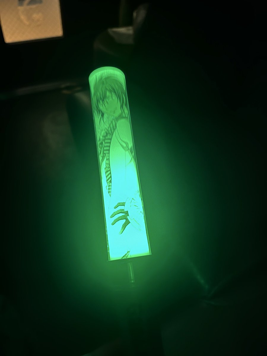 m_2and8's tweet photo. 鑑賞会の途中で限界を迎えたペンライト。

2,4,10がすべて🟩になるというなんとも👓の圧強めなペンライトが完成しました😇

もはや今誰の色になってるのか自分でも分かってない←

（写真は1枚目から順に2,4,10） https://t.co/KAnTg93JIu