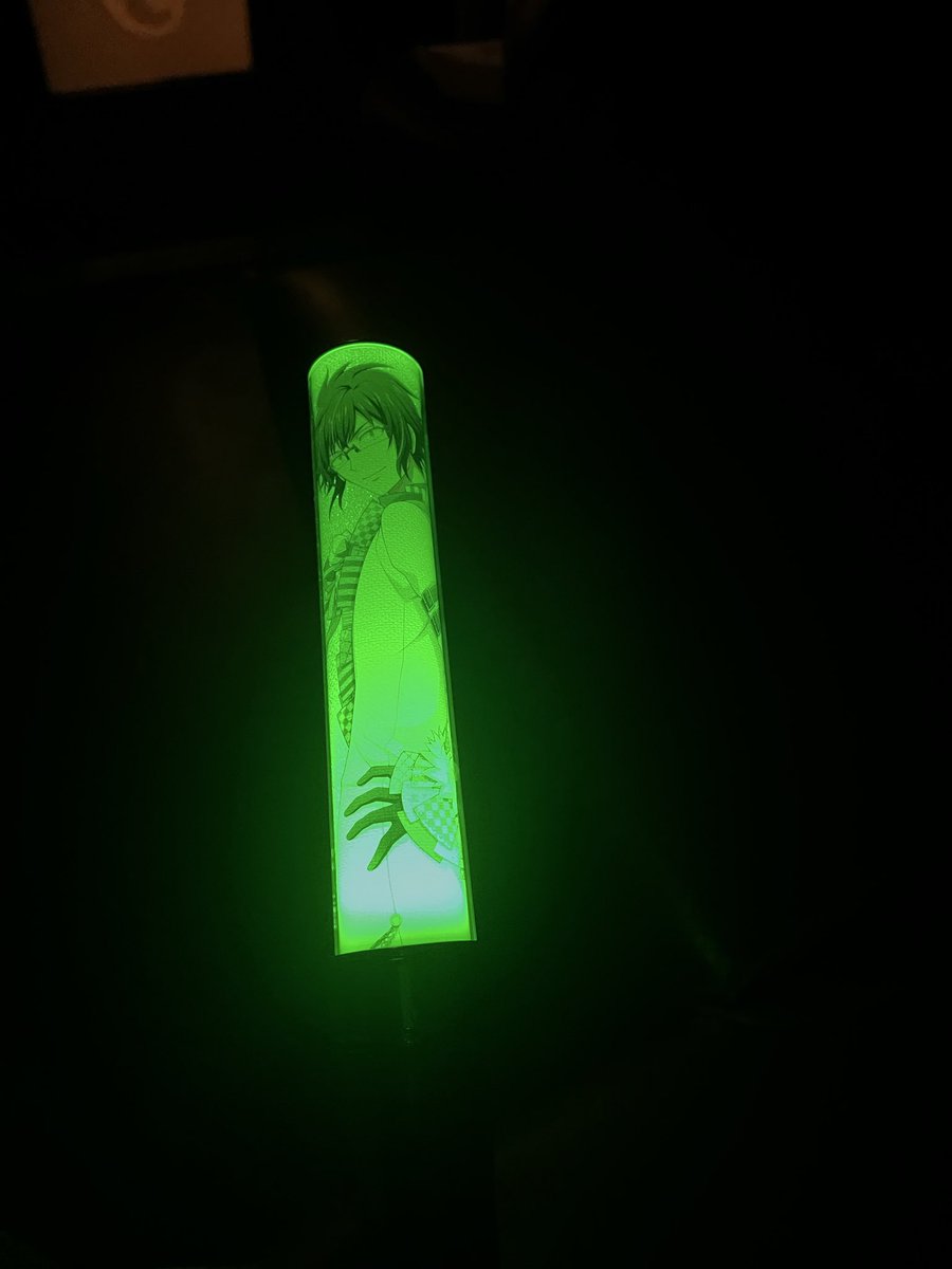 m_2and8's tweet photo. 鑑賞会の途中で限界を迎えたペンライト。

2,4,10がすべて🟩になるというなんとも👓の圧強めなペンライトが完成しました😇

もはや今誰の色になってるのか自分でも分かってない←

（写真は1枚目から順に2,4,10） https://t.co/KAnTg93JIu