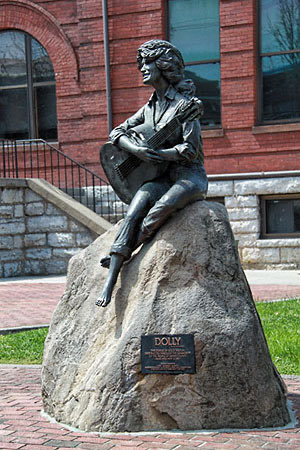 MericaCulture's tweet photo. Tennessee statues vs Texas statues https://t.co/9zppLO3NCa