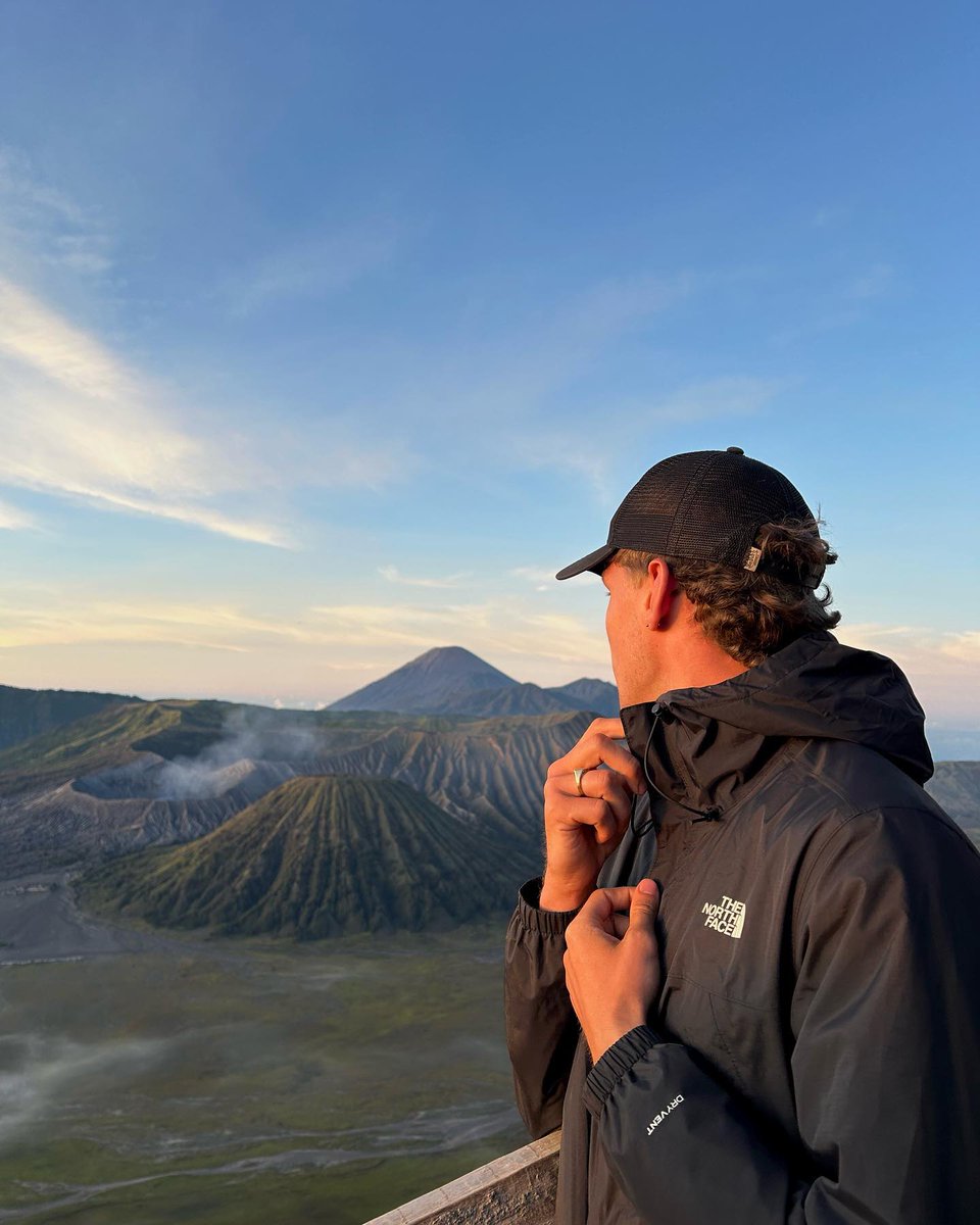 MeridethMazd's tweet photo. Sunrise views of Bromo https://t.co/aT6dUB7Y5z