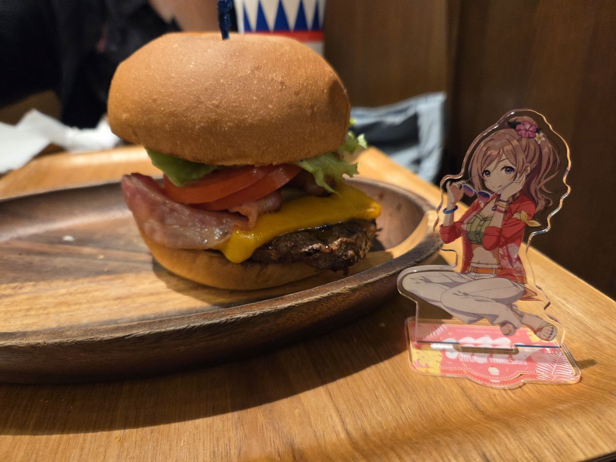 Nata_DeCo_Co's tweet photo. ハンバーガーと莉波ちゃん🍔 https://t.co/u9ldDNycCe