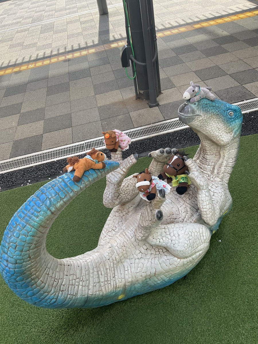 Umars_Stable's tweet photo. 恐竜とたわむれる
今年はまだ一回も厩舎全員でお出かけできてないな
(これは2025年) https://t.co/3xcW15JxRS
