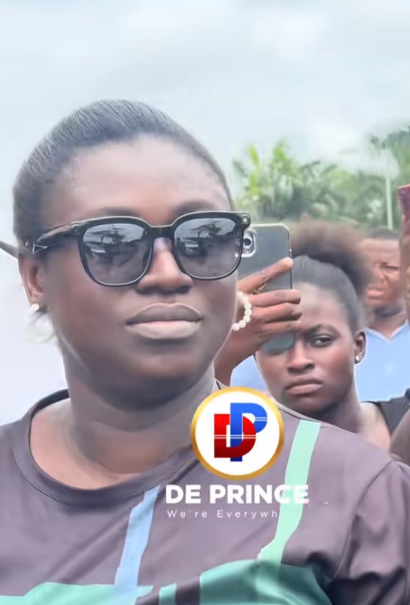 _Nartpee's tweet photo. The lady who tried arresting lawyer Baffour. She is with the Surveillance Unit and an NDC lady.

#CocaineCoast #GhanaJollof #FreeSpeech https://t.co/pu5q3KDJYg