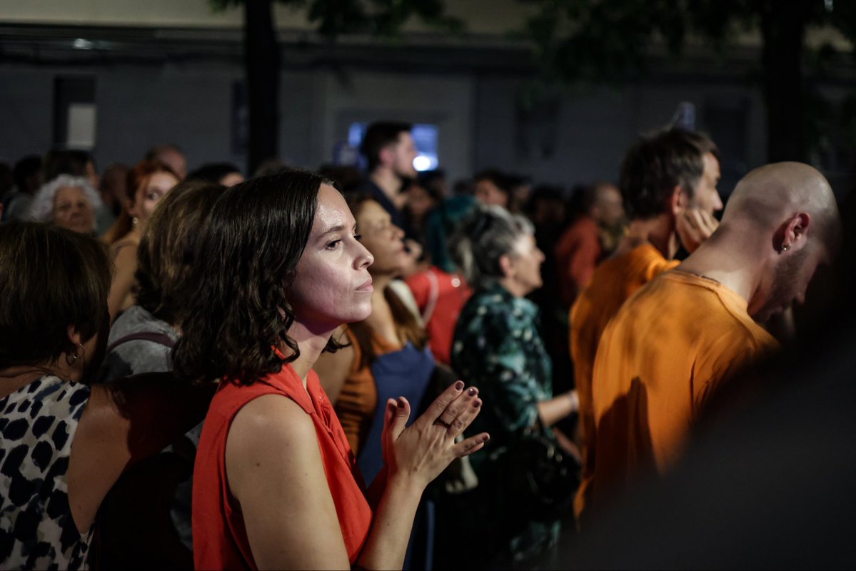 DSocialista_'s tweet photo. PSOE y Sumar acuden al desahucio de Maricarmen y hacen campaña en la puerta 

Los dos socios de Gobierno posan en la foto pero no impiden el lanzamiento: el PSOE se abstuvo en la ley contra los fondos buitre y Sumar se mantiene como socio fiel.

➡️https://t.co/cL2clyQwoA https://t.co/mCFhBitX5E