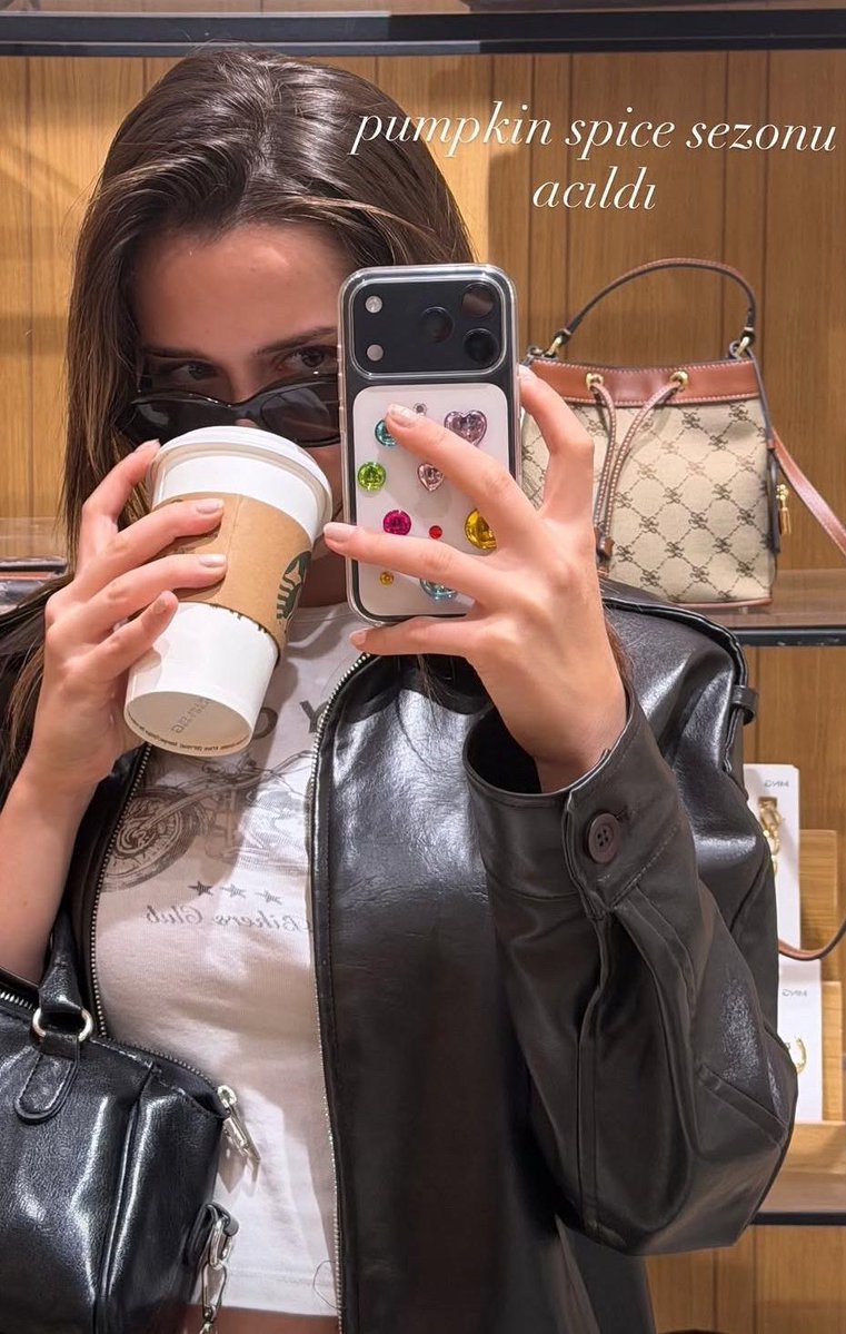 avii_I23's tweet photo. caffeinated and cutesy 💫🧋 #IlsuDemirçi #arafta https://t.co/hLuD6mxxze