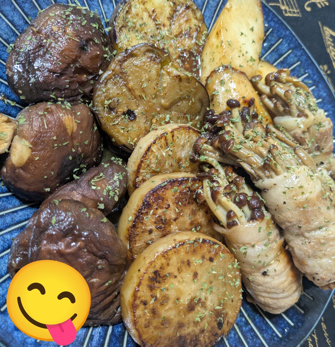 ohatsu1202's tweet photo. 久しぶりのご奉仕食を投稿

椎茸、大根、茄子、長芋、エノキの肉巻きをバター醤油で炒めました。
もう一皿は、キュウリと人参、キャベツと鶏むね肉、スーパーで鰻を買った時についてきた山椒の小袋が残っていたので、山椒と味噌、すりゴマとゴマ油で和えて浅漬け風に！

多種の野菜メインのご奉仕食 https://t.co/wY6sCpOq5j