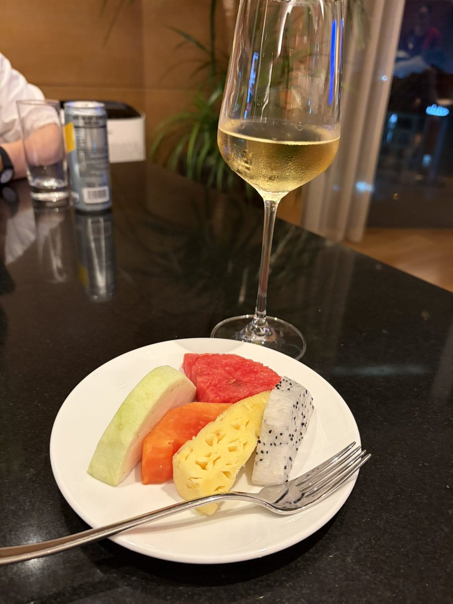 caz_taro's tweet photo. ラウンジほろ酔い計画、暑いから冷えた白ワインがおいしい🍷 https://t.co/4JvuPATcop