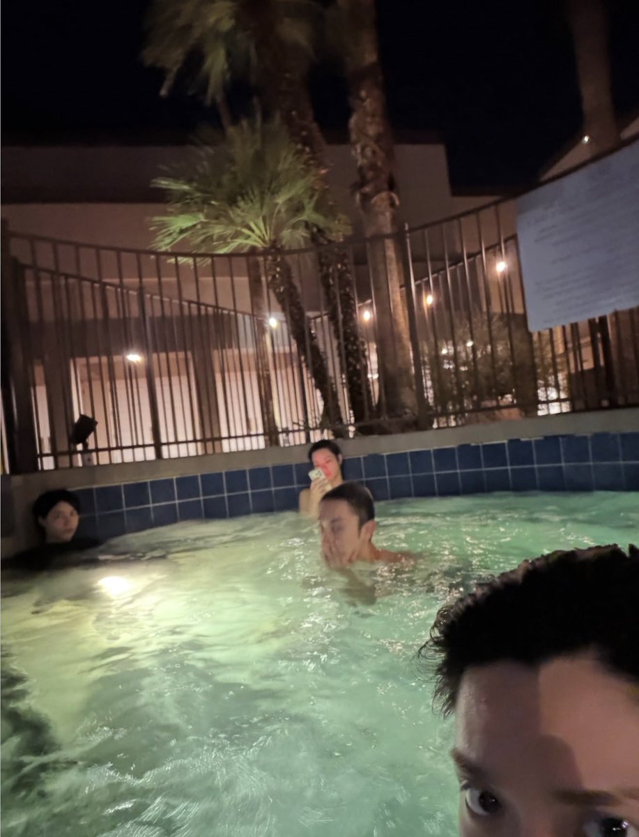 ohyulyul's tweet photo. Lagi berenang  pun ga lepas tuh hp😌 https://t.co/FulLxC8CXL