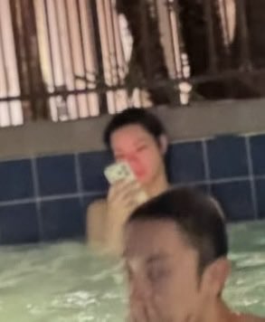 ohyulyul's tweet photo. Lagi berenang  pun ga lepas tuh hp😌 https://t.co/FulLxC8CXL