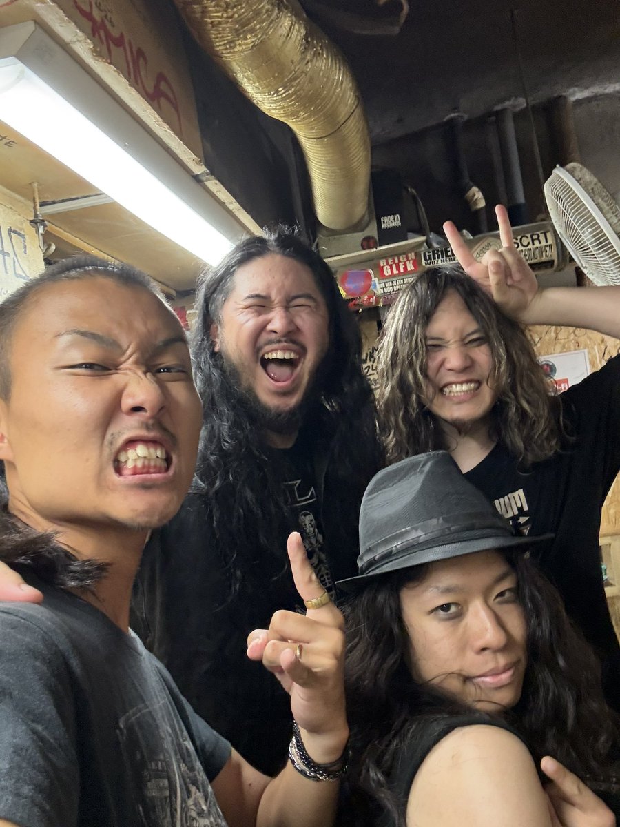 jitsuhahoikushi's tweet photo. MELT4のワンマンお邪魔してきた!
全員もれなく黒い服!!🐦⬛
ロン毛!!💇♀️
メロイックサイン!!🤘🤘🤘
昼間からメタル浴びれて最高🔥
やっぱメタルは良いなぁ。
気合い入るなぁ🔥
MELT4はやっぱりかっこええなぁ。
また対バンしたいなぁ🤘🤘🤘
#MELT4 https://t.co/p89tfdAJ11