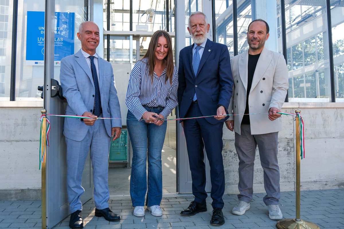 unipr's tweet photo. Agricoltura avanzata, digitale e sostenibile: ecco il #LivingLab, la nuova serra ad alta automazione #unipr
Il Rettore Martelli: “Un importante tassello per un Ateneo all’avanguardia nel campo dell’innovazione applicata ai sistemi #agroalimentari” #parma
https://t.co/XUaOk0OrFr https://t.co/CJxNWjR47W