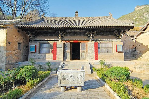 ukey705's tweet photo. Built in 925, the west side hall is China’s only surviving Five-Dynasties gable wooden building@Ancient architecture https://t.co/IubKSoiI9u