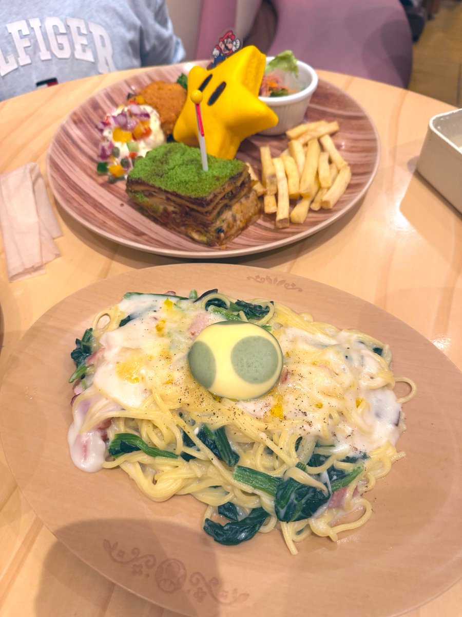 softhardbeat09's tweet photo. 中秋節で旦那中国に帰省したからむすっことユニバ行ってた✨むすっこ絶叫系苦手だから何もアトラクション乗らずご飯食べてぶらぶら☺️ゾンビの襲撃に備えトゲゾー帽子とパクパクできるパックンで武装しつつもあまりのリアルさに逃げることしかできずだったよ😂 https://t.co/kD0h5aoWSb