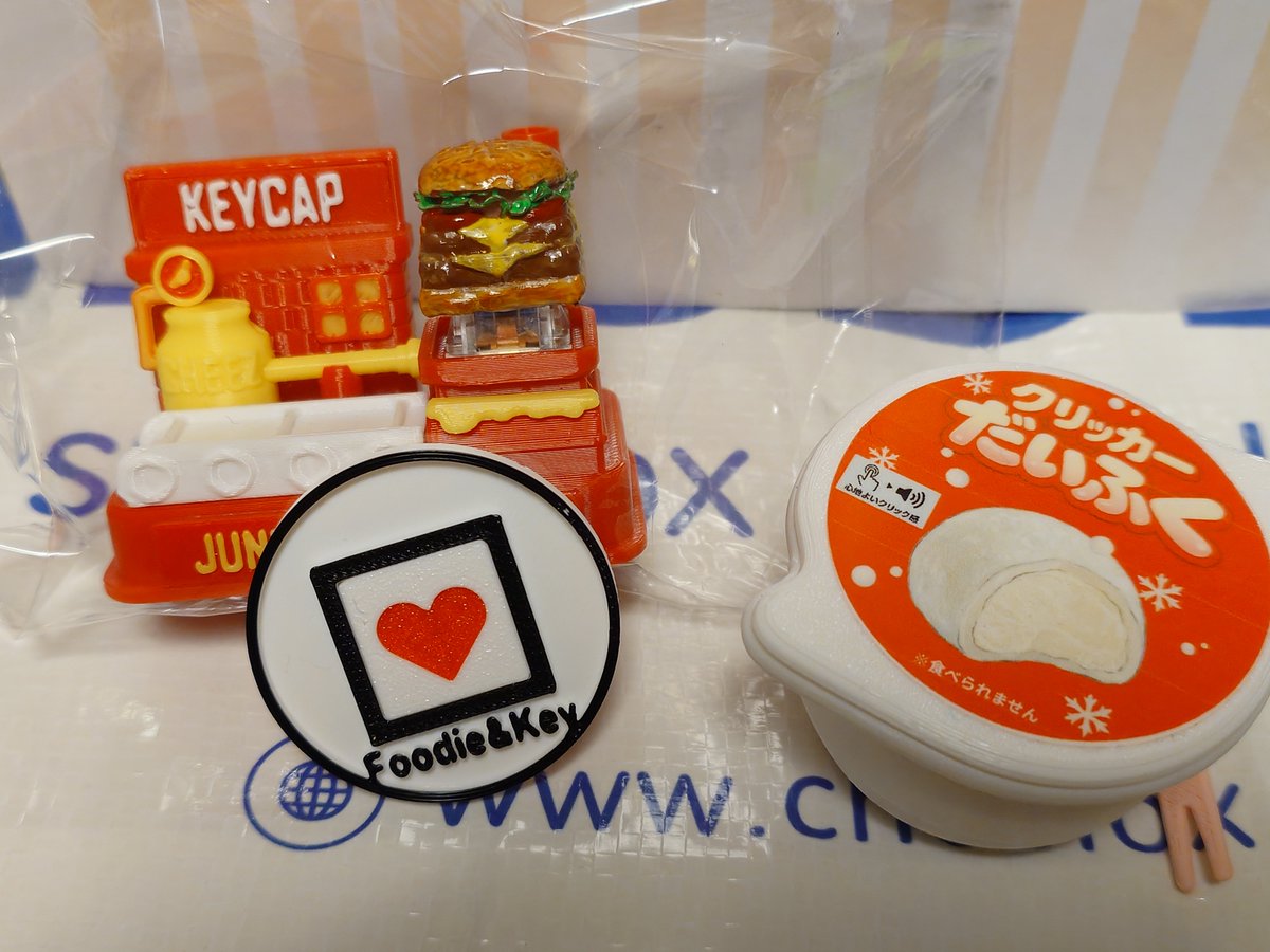 velzode's tweet photo. Foodie&amp;Keyさんで一目惚れ購入
マジ大福の感触でクリック感良すぎる
ほかにもいろいろあって本当に選ぶのが大変だったけど今回はバーガーを購入
そして帰りに羽田でバーガー食べた
#TKX2026 https://t.co/415cz5gZfH