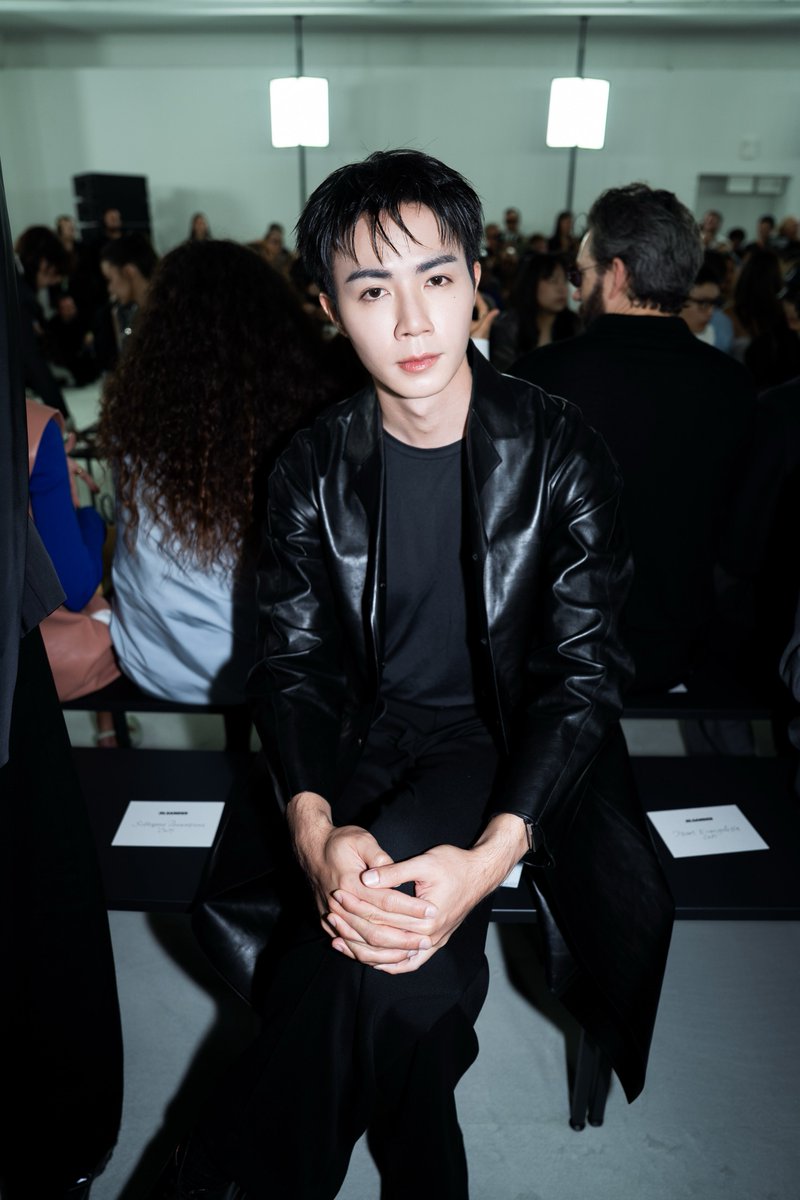DomundiTV's tweet photo. INSIDE THE WORLD OF JIL SANDER 🖤✨

Zee Pruk @zee_pruk takes in the atmosphere of the JIL SANDER SS 2027 Show, marking a special moment as the first Thai artist to sit in the front row, surrounded by the brand’s quiet sophistication and modern elegance.

ZEE PRUK MFW 2027
#JILSANDERxZEEPRUK
#JILSANDER @jilsander 
#ZeePruk