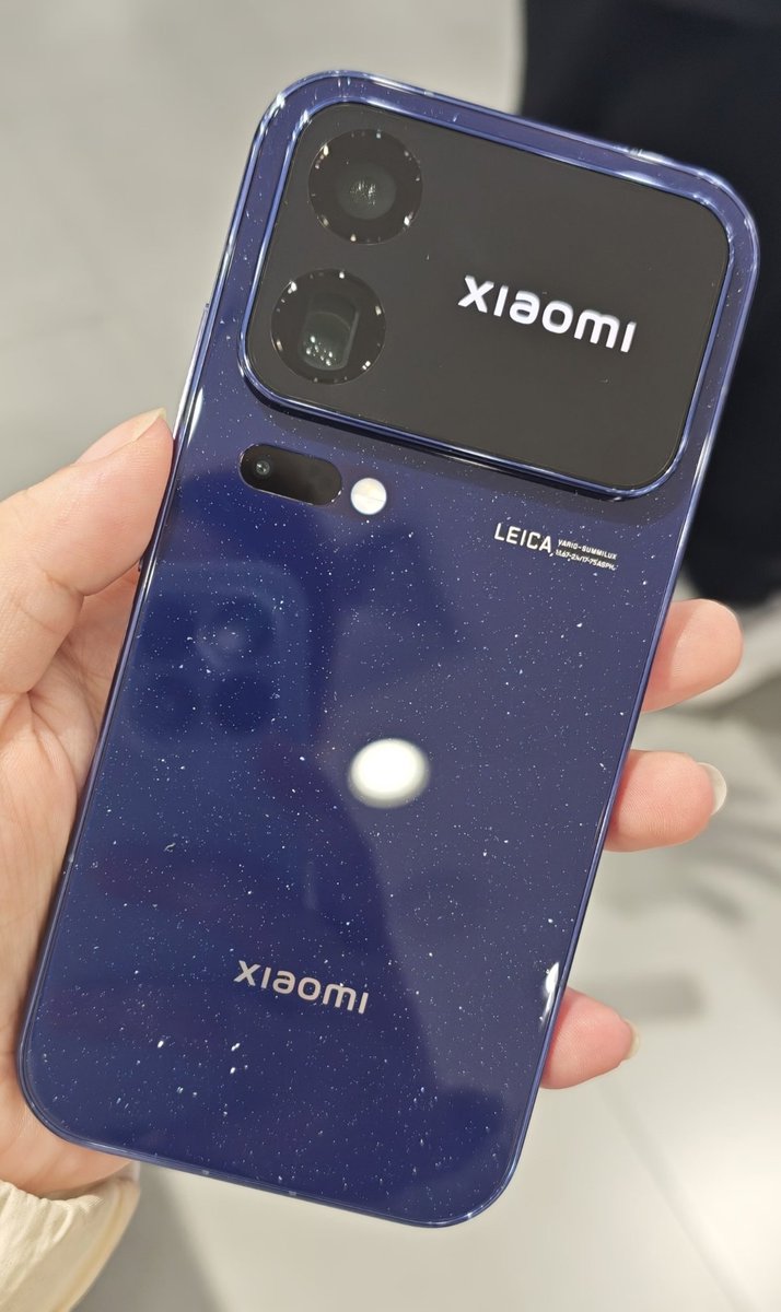 Xiaomistore0401's tweet photo. Xiaomi 18 Proシリーズがついに発表されました！✨
今回特に注目したいのが、Xiaomi 18 Proのブルー💙
まるで星空のような輝きで、実物を見ると本当に綺麗です🌌 https://t.co/soCr1TL9kq