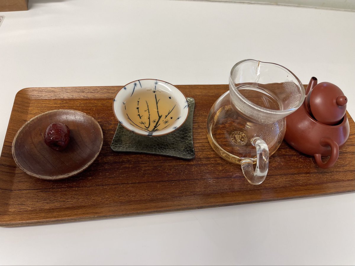 kumacos's tweet photo. 5連休最終日。
ふと思い立ち、西早稲田の中国茶と菓子のお店「甘露」さんに行って来た。
予約してなかったけど入れました。
何が人気かわからず、蓮の実と百合根と棗が入った紅棗銀耳湯というスイーツをオーダー。
優しい甘さで美味しかった❤️
お隣は中国ドラマのぬいと一緒に楽しんでました✨ https://t.co/kTWzFAJyyt