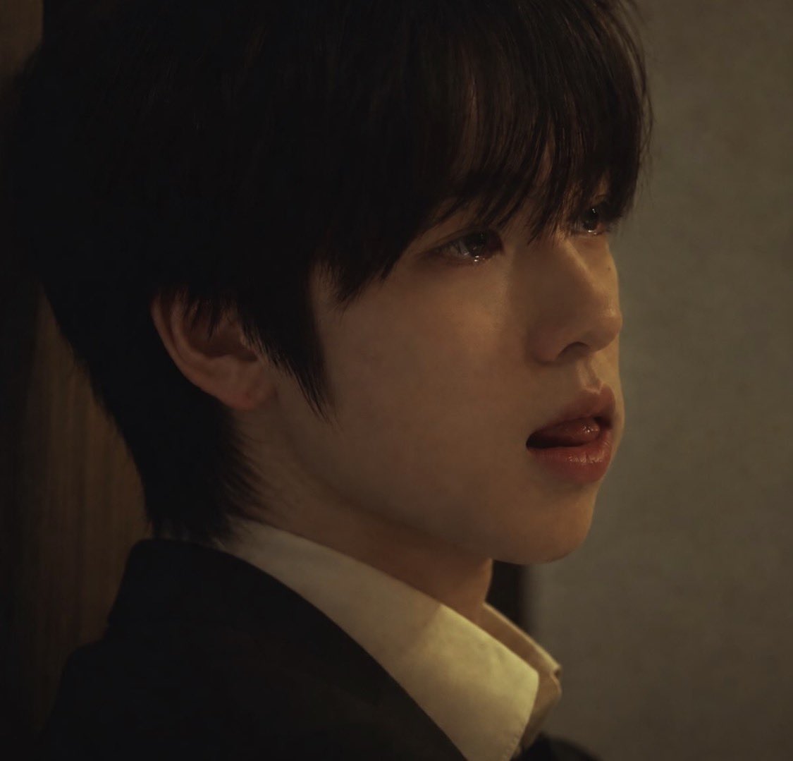 sakyxxaaaaa's tweet photo. 고능한 사진발견
1.뒷머리 빽빽하게 채워진일남머리
2.오똑한 코가 잘보이는 측면
3.입술이 더 도톰해보이는 입모양
4.+!혀!를 내밀고 있음
5.정장차림 ㅋ
6.에이아이가 만든 눈물(이게킬포) https://t.co/h7v1zKTljt