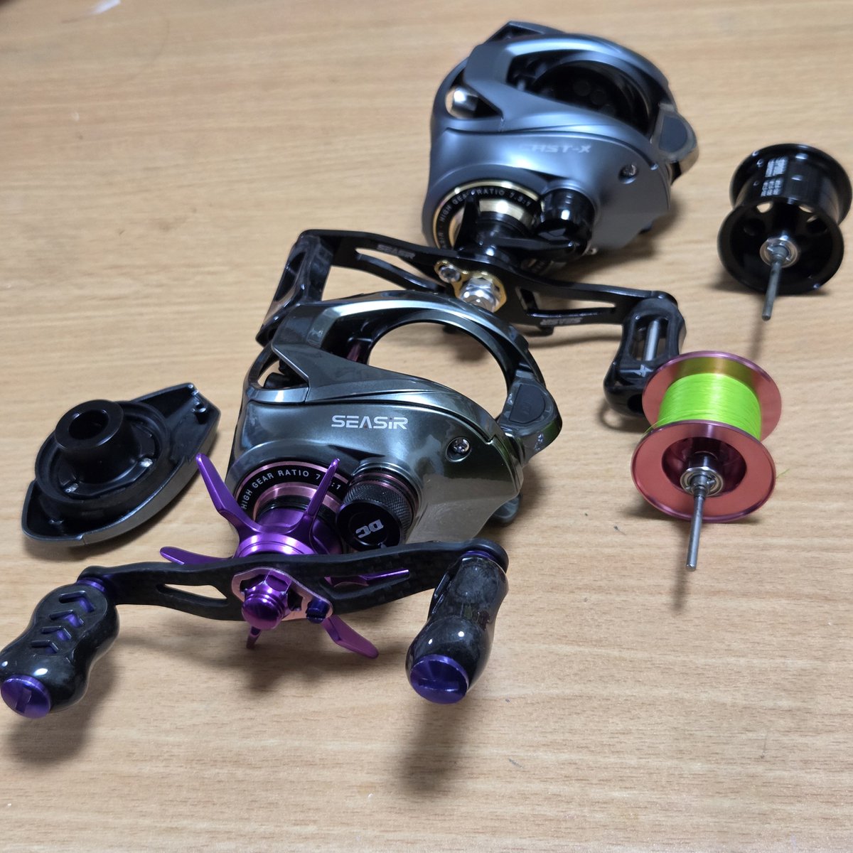 PNCHPNDA's tweet photo. 【ベイトエギングリール比較】
SEASIR【DCAST(DC)】vs【CAST-X(マグネット)】

①DCAST↔CAST-X スプール交換できないか？

■結論
互換性なし

CAST-Xのスプール軸が若干短く不適合。逆も当然適合しません。

DCASTのスプールが軽くなればDCでも飛距離が出せるんじゃないかと思ってたのですが、残念… https://t.co/NwoEb91J9V