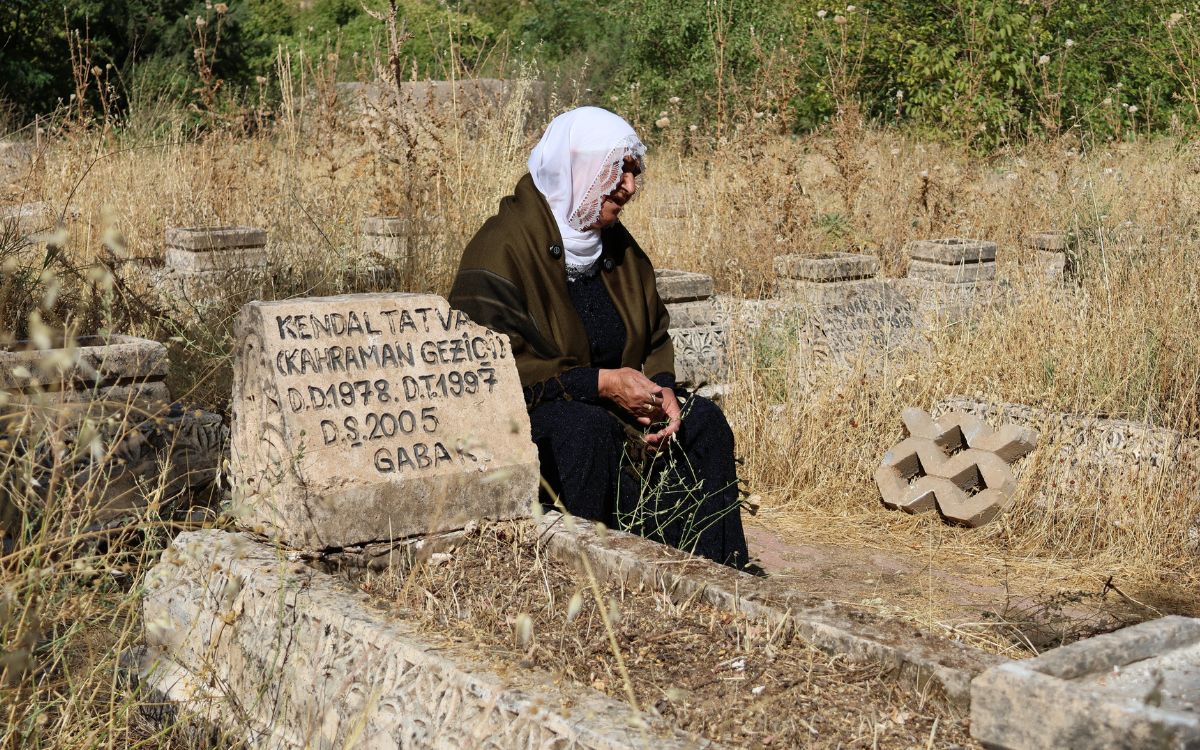 bianet_org's tweet photo. 📌 21 yıldır aradığı oğlunun mezarını televizyon görüntülerinden buldu

👉 Van’da yaşayan Gezici ailesi, 2005’te yaşamını yitiren HPG üyesi Kahraman Gezici’nin mezarını 21 yıl sonra bir televizyon programında yayımlanan görüntülerden tespit etti. Anne Hayriye Gezici ile oğlu Fedai Gezici, Gabar’a giderek mezarı ziyaret etti. 

https://t.co/JqUrUiFmM7