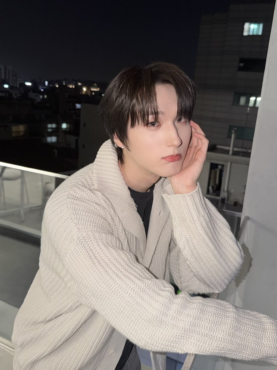 XODIAC_MEMBERS's tweet photo. [#범수] 

범수요일🐈‍⬛🖤

#XODIAC #소디��� #BEOMSOO #범수 https://t.co/cxtvXcW6kd