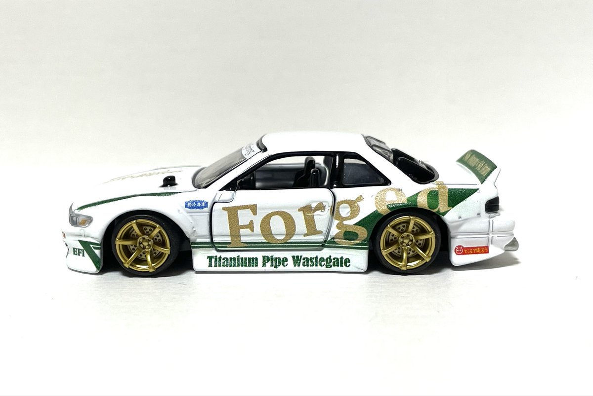 Rice_Blue2000's tweet photo. トミカ カスタムワークスの
NISSAN SILVIA

ホイールが交換できます。ディスプレイモードで車高を落として撮影📷

ビス留め風ワイドフェンダーが特別感を演出してます

#ミニカー 
#トミカ 
#カスタムワークス https://t.co/fcRfZT2oNP