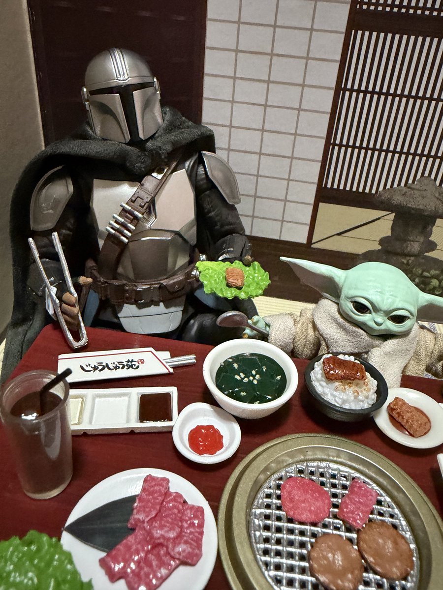sawanunui's tweet photo. 焼肉を食べに来たよ🥩グーちゃんお肉と米ばっかり食べるからサンチュ🥬に巻いてあげてるマンドー優しい😊 https://t.co/ly1QqHCRxJ