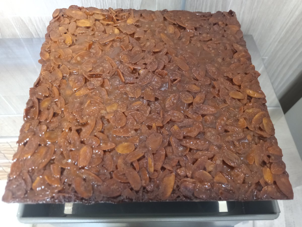magunekoko's tweet photo. グルテンフリーフロランタン試作しました。
この一台でバター使用量はわすが20ｇ。
試作を繰り返しやっと納得のいくレシピが完成しました。
キャラメルを煮詰める温度かなり研究しました。上手くいって良かったです☺️

#お菓子作り
#フロランタン
#グルテンフリー https://t.co/4gZRozVV9N
