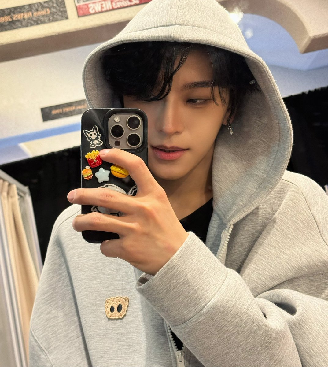 xlofmoment's tweet photo. 💬 오늘 무대 넘넘 좋았어! 무대 올라갔는데 진짜 알디원 응원봉 많이 봤어!!! 진짜 많아! 생각보다 훨씬 많아 넘 감동받았어 https://t.co/uUTJEK4dJ5
