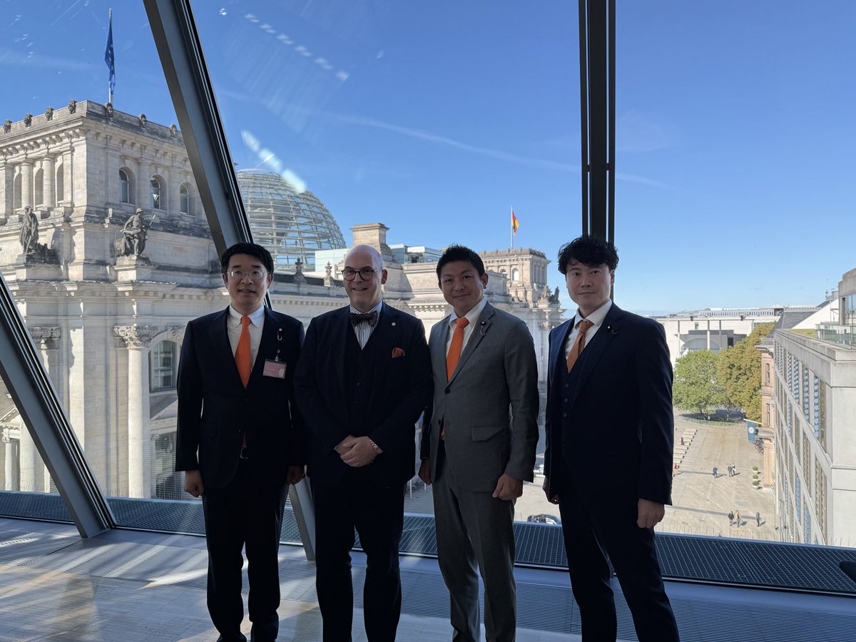 jinkamiya's tweet photo. 午後はAfDの連邦議員のクリストフ・ビルガン氏と今後の両党のディスカッションのテーマなどについて話し合いました。

エネルギー問題、教育、移民政策などが論点にあがり、お互いにどんな協力ができるか、意見出しをしました。

やはりこうやって直接お会いして、人間関係を作りながら進めていくことが大切ですね。

今月はかなりヨーロッパに滞在したので、
やっと耳が英語になれてきて、会話もスムーズになってきました。

しかし、やはり決め事の時は通訳を頼むべきだとも思いました。思った以上に話すことのレベルが上がってきたので。今回の反省です。