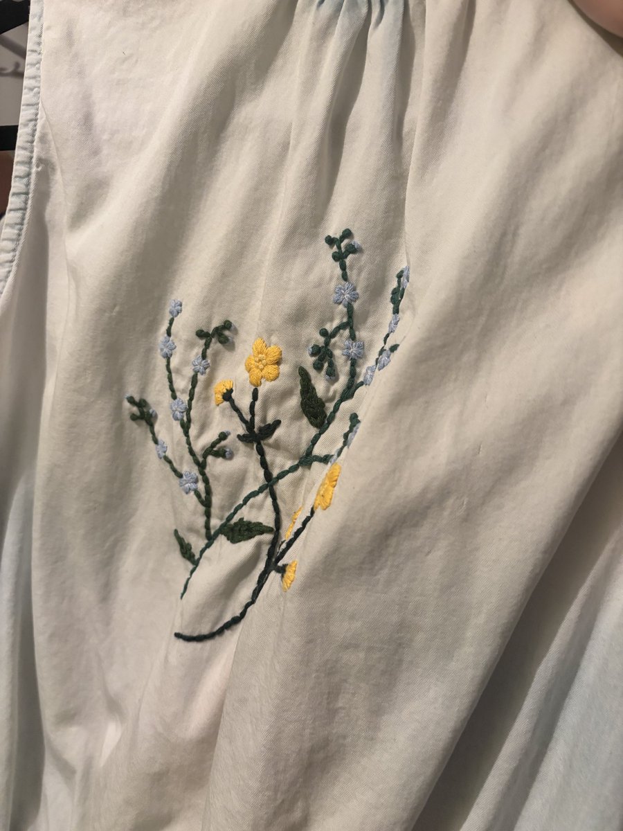 synsims's tweet photo. @snowtannies Hi! Sorry i forgot to respond to you, here the first embroidery I did on an old dress and it will naturally become raised an thick since you pass many times over the same thread. And for it to be neat it’s a matter of patience, it takes a lot of it! https://t.co/a8fA2fRosT