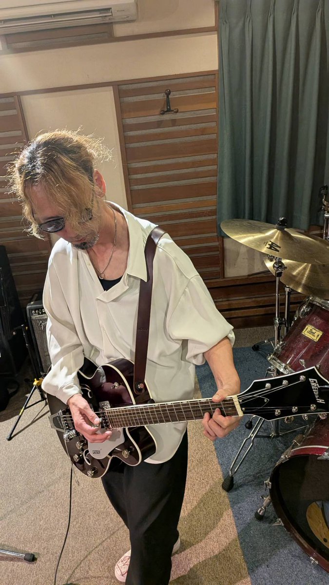 EnoDragoon's tweet photo. 楽しかったけど、久しぶり過ぎて🥁は全然手が動かんかった🥺

悪友がNewアイテム持ち込んだので、弾いてみた🎸 https://t.co/CQNl3ES4ri