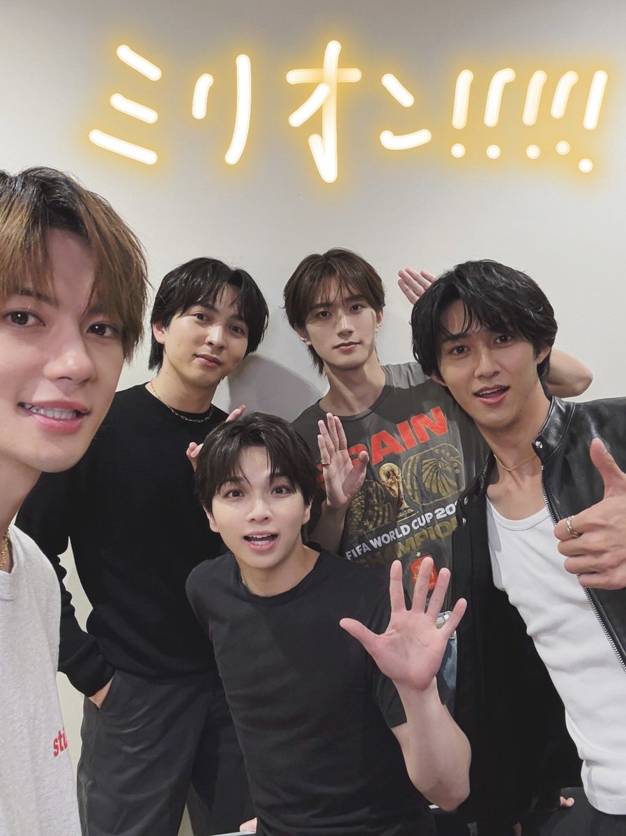 sanohayatodazo's tweet photo. M!LKのミニアルバム「LOVE ENG!NE」がミリオンを達成しました！！
100万枚ですって。。
デビューシングル「コーヒーが飲めません」の時の目標枚数が5000枚。
一枚手に取っていただく事がどれほどありがたい事か、身に沁みてわかっているからこそ、この100万枚という数字の重みを感じます。
12年頑張ってよかった。。
心からありがとうございます。

もっとみんなを楽しませます！！！！！
僕らも楽しみます!