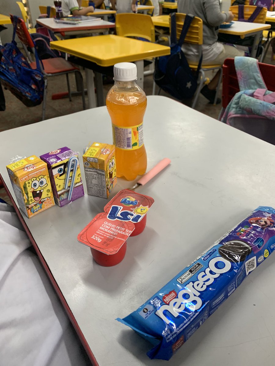 wonhttmm's tweet photo. o lanche que a criança traz pra passar apenas 4 horas na escola https://t.co/UH92odxVis