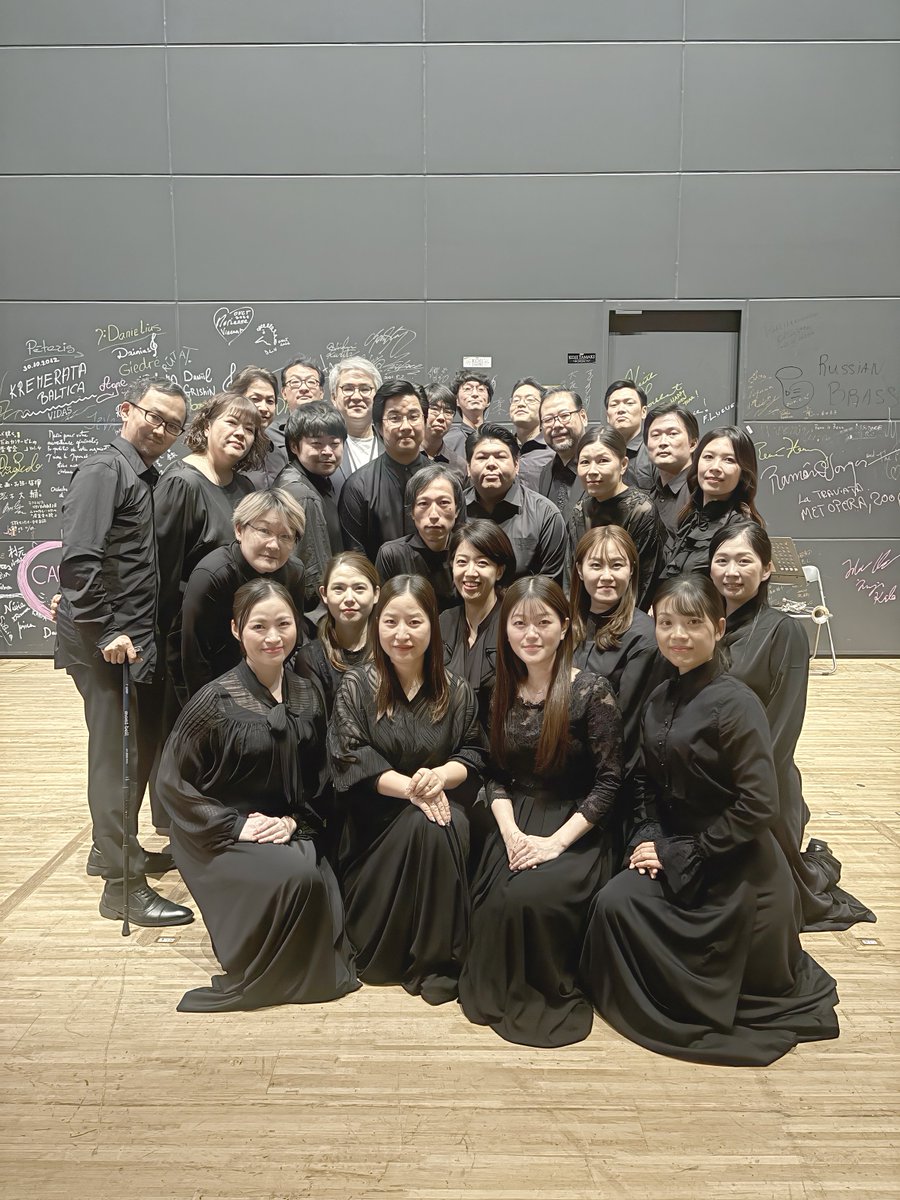 Voice_Spective's tweet photo. 今年もご来場ありがとうございました！
毎回満場のお客様の前で楽しく歌わせて頂き誠に感謝しております。
今回の楽曲も美しく、かつテンション高い迫力のあるサウンドが盛りだくさんでした。
皆様の心に残る演奏になりましたら嬉しく思います！
また、逢いましょう！！
ありがとうございました！！！ https://t.co/LYaNJZIJPI